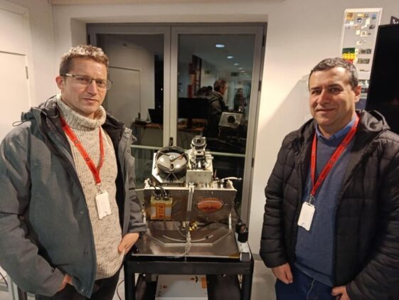 Adrián Alonso (Responsable de Innovación del CINN) y Adolfo Fernández (Investigador principal del CINN en el proyecto MiLi) junto al Prototipo LiDAR diseñado en el proyecto MiLi presentado ante la Comisión Europea el pasado 20 de enero. En la imagen se aprecia el telescopio con el Spider fabricado por el CINN
