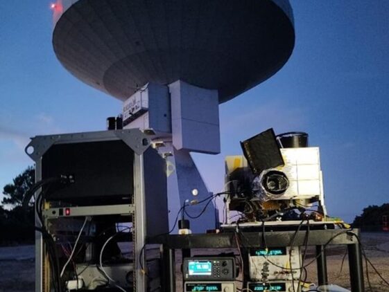 Prototipo de LIDAR marciano (MiLi) a la derecha; LiDAR de la Universidad de York a la izquierda. Campaña de campo en el Observatorio de Yebes. Al fondo, radiotelescopio de 40 metros. Fuente INTA